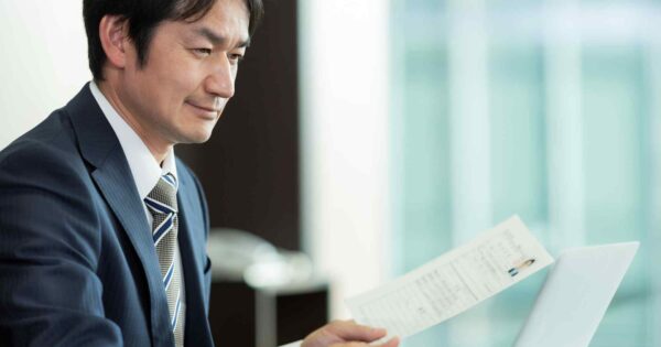 50歳の平均年収は約746万、平均月収45.2万円！手取り額や業界別平均も解説